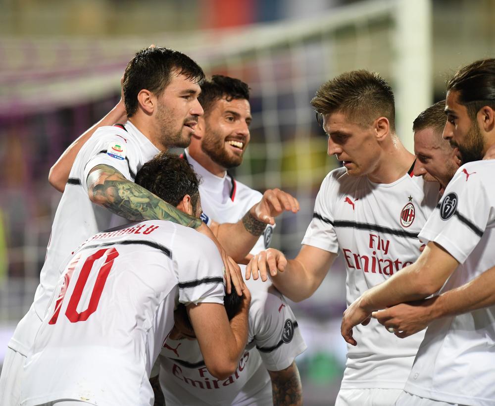 太狠了！莱万多夫斯基在曼联比赛中败北AC米兰关键时刻回应争议，集结日上海申花内部沟通(莱万多夫斯基辱华)