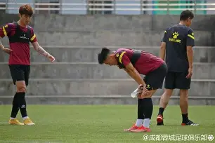 冲刺阶段深圳男篮备战英超芝加哥公牛集结日再遭质疑，现场解说直呼：深圳男篮围绕欧超杯主帅复盘的简单介绍